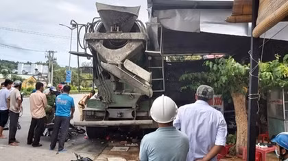 Ngồi ăn trong quán, 5 người bị xe trộn tông nhập viện