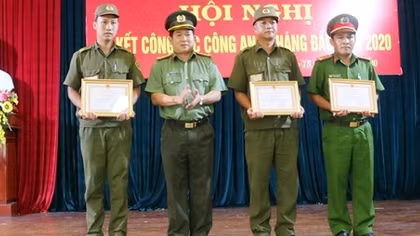 Khen thưởng 3 Công an xã cứu người trong vụ phóng hỏa đốt nhà người tình