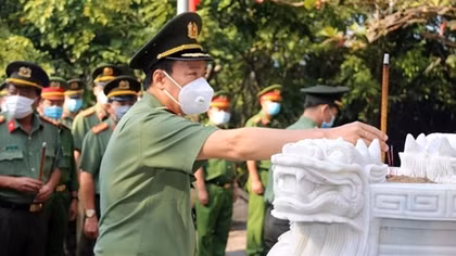 Thứ trưởng Lê Tấn Tới dâng hương tri ân các Anh hùng liệt sĩ