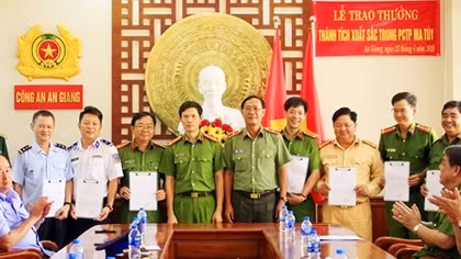 Bộ Công an khen thưởng Ban Chuyên án bóc gỡ thành công đường dây mua bán ma túy lớn nhất Tây Nam Bộ