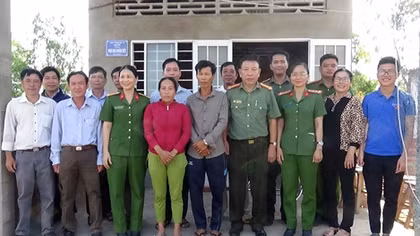 Bàn giao nhà Đại đoàn kết cho gia đình khó khăn có nhà bị cháy