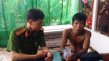 Khống chế đối tượng nghi "ngáo đá" cố thủ trên nóc nhà