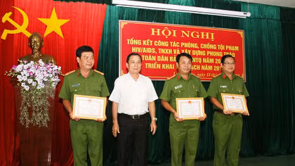 Khen thưởng 3 đơn vị phá nhanh vụ án giết người cướp tài sản