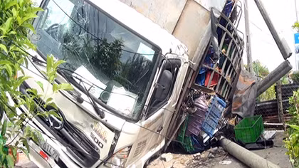 Xe tải lấn làn đâm người đàn ông tử vong trên QL1A