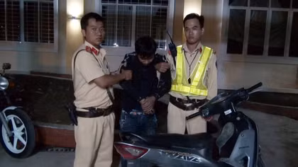 CSGT Bến Tre bắt nóng tên trộm xe máy