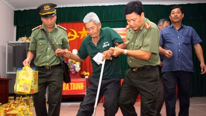 Mang quà Tết đến người dân khó khăn trên địa bàn Sóc Trăng