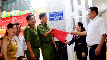 Trung đoàn CSCĐ Tây Nam Bộ bàn giao nhà nghĩa tình đồng đội