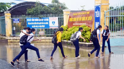 Mưa to "làm khó" thí sinh