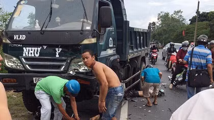 Lấn làn tông trực diện, nam thanh niên tử vong dưới gầm xe tải