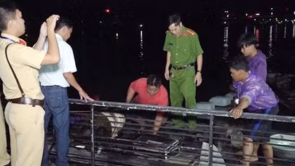 Bắt quả tang ghe cào và xuồng dùng xung điện đánh bắt cá