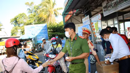 Người dân được phát cồn y tế miễn phí 