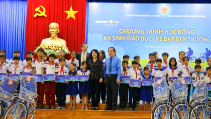 Phó Chủ tịch nước Đặng Thị Ngọc Thịnh tặng quà học sinh và hộ nghèo