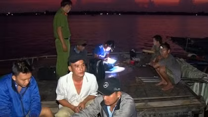 Bắt quả tang nhiều vụ “hút trộm” cát trên sông ở Bến Tre
