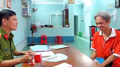 Người đàn ông nghèo nhặt được 50 triệu đồng đem giao nộp Công an