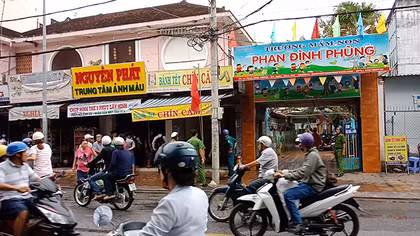 Cháy nhà cạnh trường, sơ tán hàng trăm học sinh mầm non 