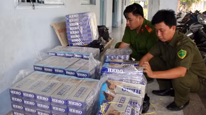 Triệt phá điểm tập kết thuốc lá lậu tại bãi đất trống vào lúc gà gáy