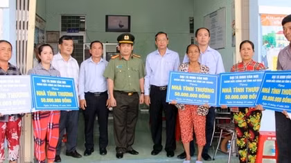Công an An Giang hỗ trợ xây nhà mới cho các hộ gia đình có nhà bị cháy ở TP Châu Đốc