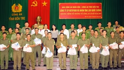 Báo CAND cùng Mạnh thường quân trao tặng quà Tết cho Công an viên khó khăn