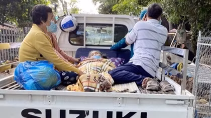 Công an phường chở cụ bà nguy kịch đến bệnh viện cấp cứu kịp thời