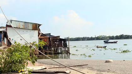 Thêm một căn nhà bị “hà bá” nuốt tại khu vực sạt lở tỉnh An Giang