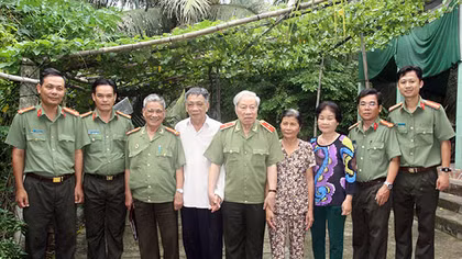 Thăm, tặng quà mẹ Việt Nam anh hùng, gia đình chính sách tỉnh Bến Tre