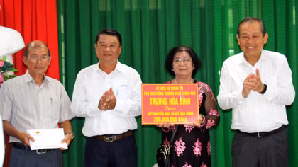 Phó Thủ tướng Thường trực Trương Hòa Bình trao tặng Quỹ khuyến học quê hương Bác Tôn