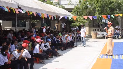 Tuyên truyền ATGT và tặng 1.000 mũ bảo hiểm cho học sinh