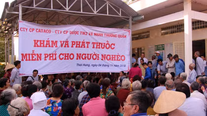 Thăm khám, cấp phát thuốc miễn phí cho bà con nghèo huyện Cờ Đỏ