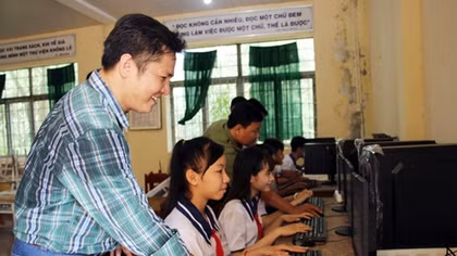 Báo CAND trao tặng máy vi tính cho học sinh vùng nông thôn