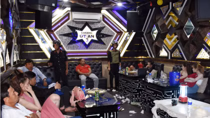 Nhiều “nam thanh nữ tú” bay lắc cùng ma túy trong phòng VIP karaoke