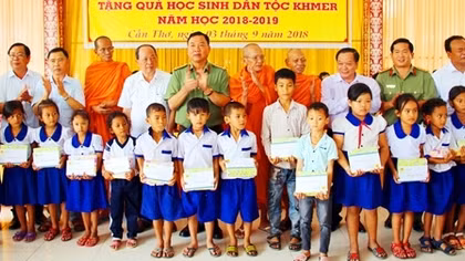 Công an TP Cần Thơ tặng quà cho học sinh hiếu học dân tộc Khơ-me