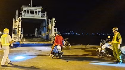 Công an "lụy phà" để 4 người dân được về nhà trong đêm