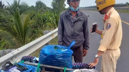 Giấu 1.800 gói thuốc lá lậu trong túi rau quả