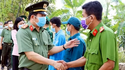 Đại tá Đinh Văn Nơi ủng hộ 200 triệu đồng hỗ trợ các chốt phòng, chống COVID-19