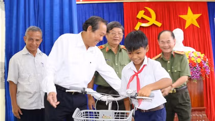 Tiếp sức học sinh nghèo vượt khó miền Trung 