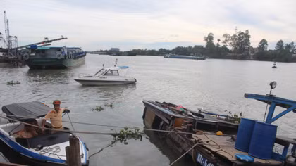 Trục vớt thuyền máy chở hàng chục tấn hóa chất chìm xuống sông Đồng Nai