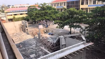 Công trình hội trường tiền tỉ đổ sập khi đang xây dựng 