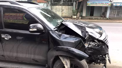 Ô tô chở thuốc lá lậu bỏ chạy sau khi gây tai nạn