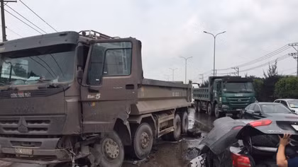 Giao thông ùn tắc nhiều giờ trên quốc lộ 51 do xe ben tông xe hơi 