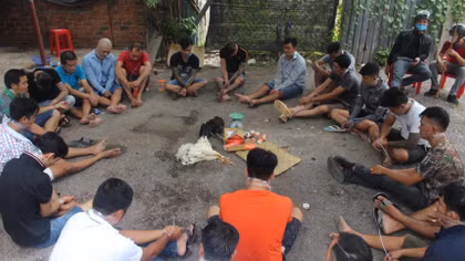 Hơn 20 đối tượng có “số má” tổ chức đá gà gần nghĩa trang
