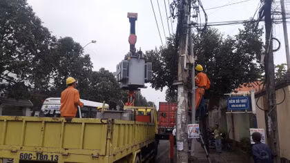 Xe container tông trạm biến thế, cả ngàn hộ dân mất điện 