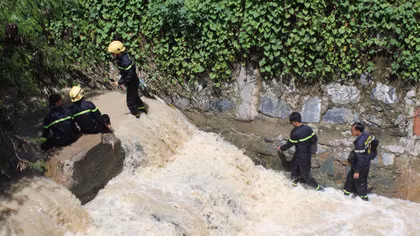 Hàng trăm người vẫn đang tìm kiếm cháu bé bị nước cuốn mất tích 