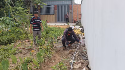  Cuộc sống bị đảo lộn do bị cắt nước sinh hoạt giữa mùa nắng nóng 