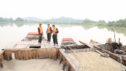  11 thuyền khai thác cát trái phép trên sông Đồng Nai