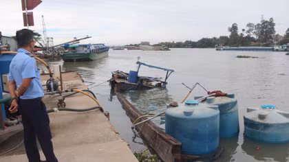 Hàng chục tấn hóa chất trên thuyền máy chìm nghỉm xuống sông Đồng Nai