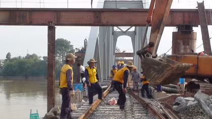 Chạy thử tải cầu Ghềnh mới