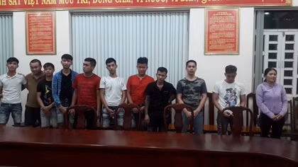 Đột kích sới bạc giữa vườn chuối, khống chế 15 đối tượng