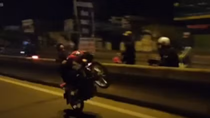 Hàng trăm "quái xế” tụ tập đua xe trong đêm trên quốc lộ 51