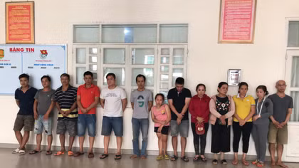 Tạm giữ hình sự 13 đối tượng đánh bạc trong rừng tràm