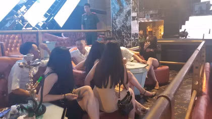 Nhiều nam nữ phê ma túy trong quán bar V8 club lúc nửa đêm